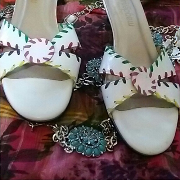 Beautiful pair of California Magdesians White Shoes with Contrast Stitching - Picture 3 of 8